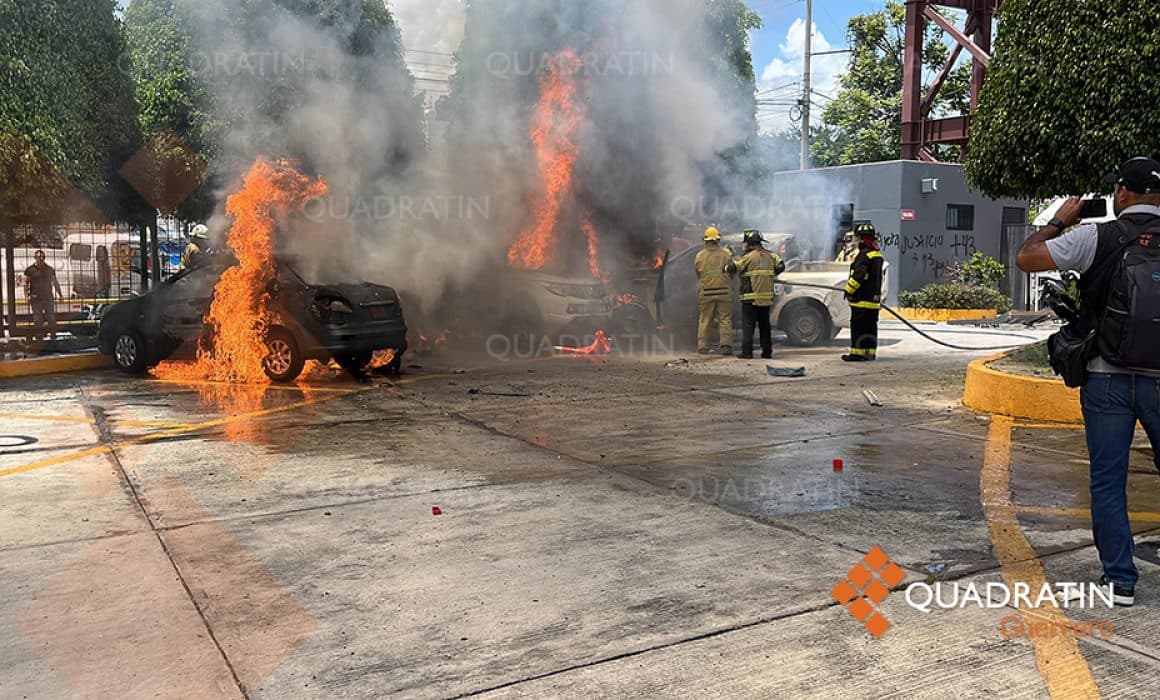 Normalistas queman y rompen vidrios de 10 autos en Congreso de Guerrero