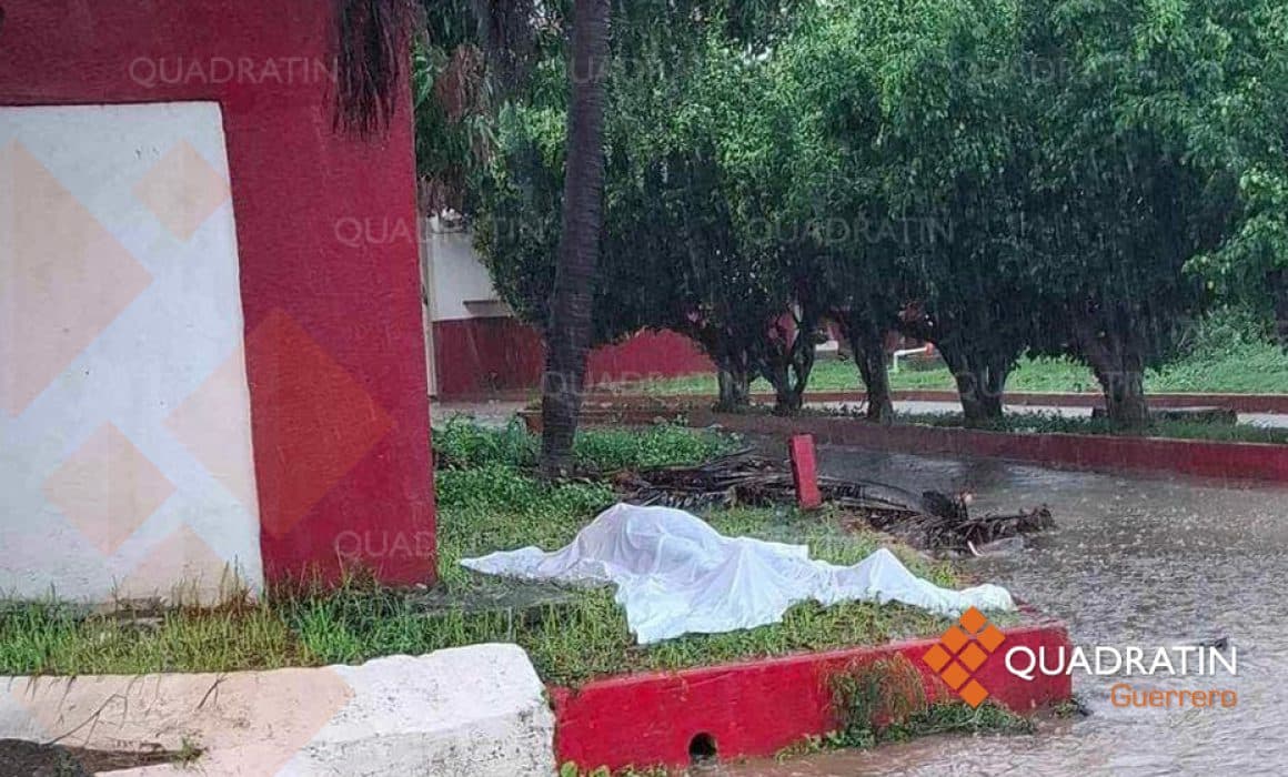 Suman 8 muertos por John en Guerrero