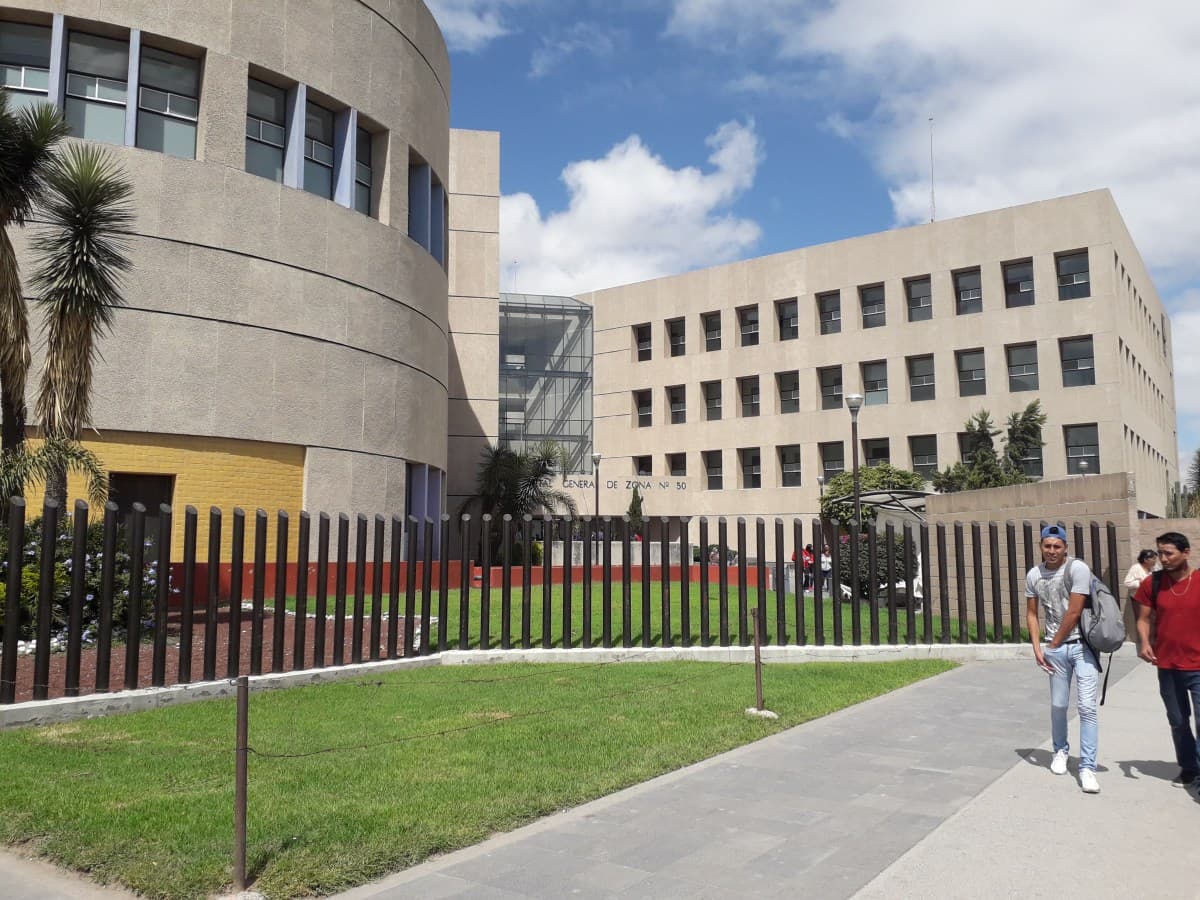 Arresta FGESLP a mujer por hacerse pasar como doctora del IMSS