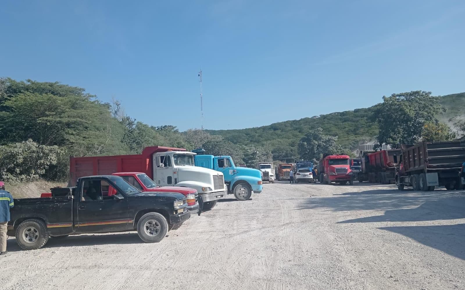 Transportistas de la FUTHA protestan frente a Trivasa por pagos adeudados