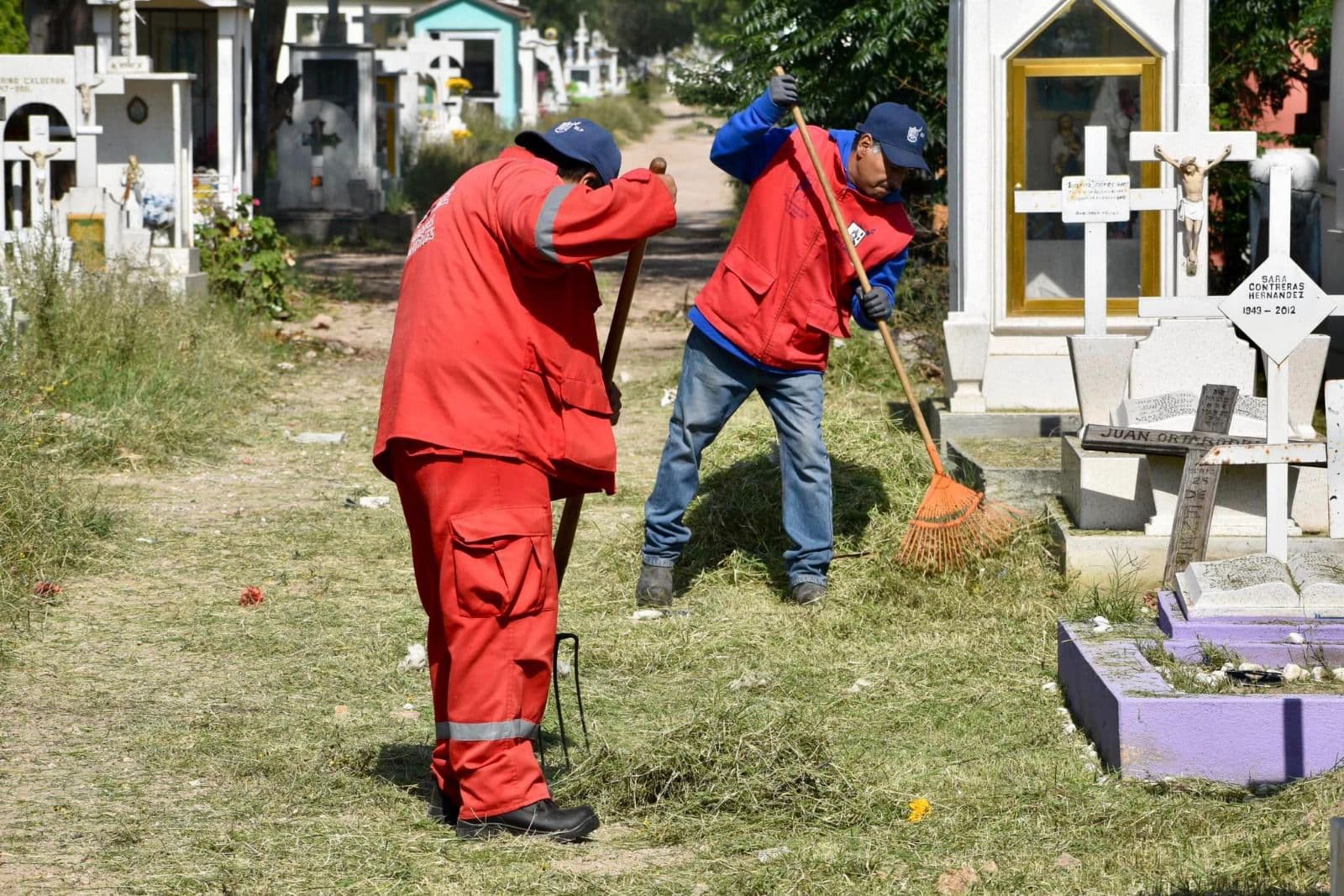 Dan mantenimiento a panteones municipales por Día de Muertos