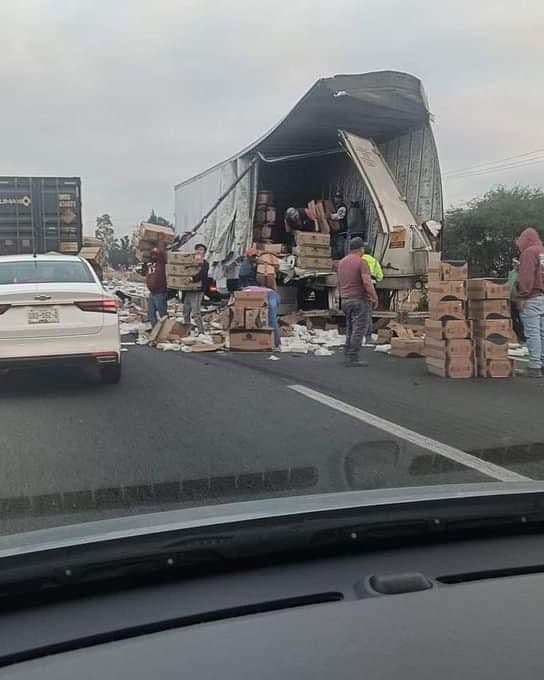 Accidente en la carretera 57 provoca caos y rapiña