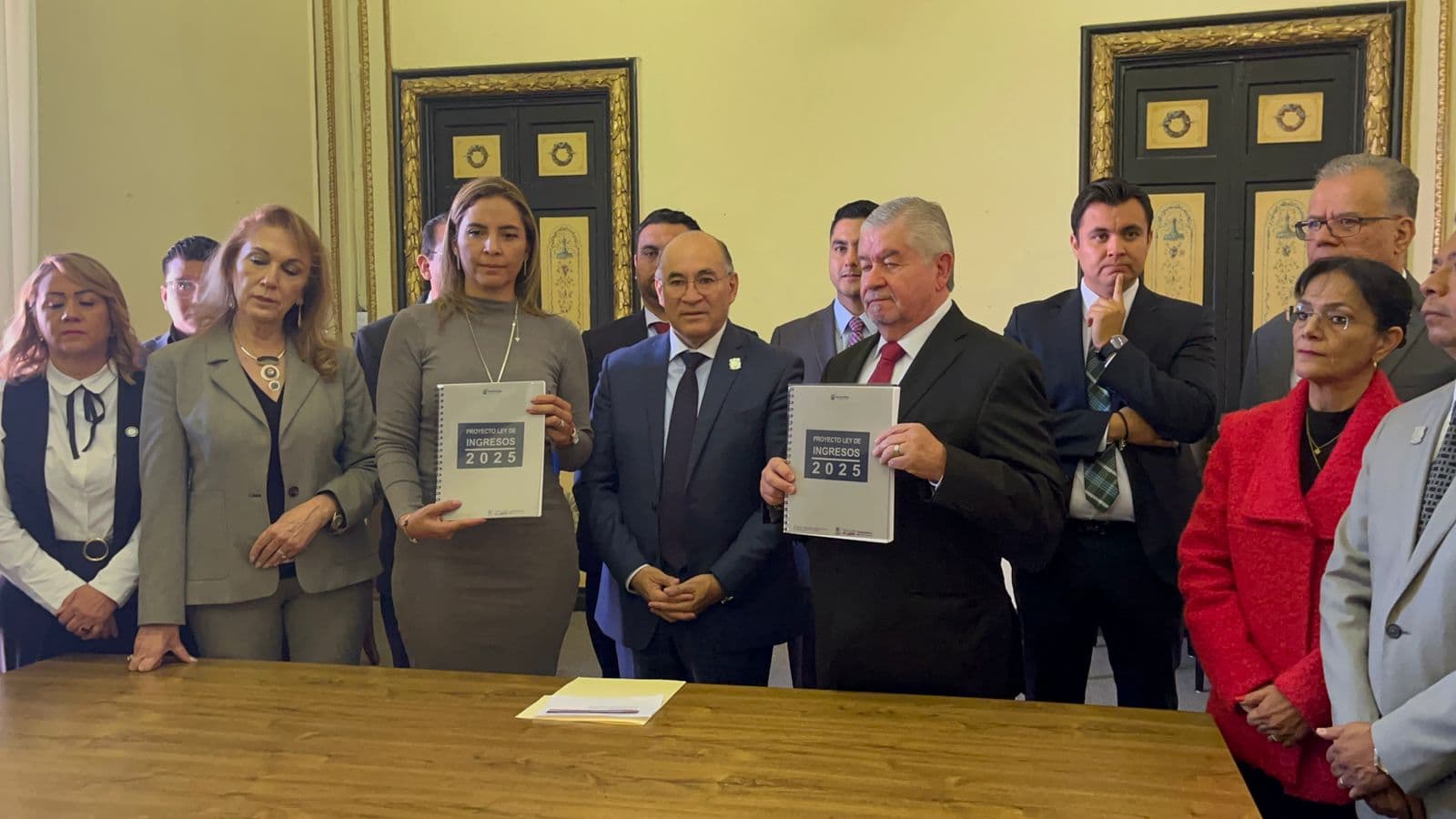 Entrega Enrique Galindo propuesta de Ley de Ingresos 2025 para la capital potosina