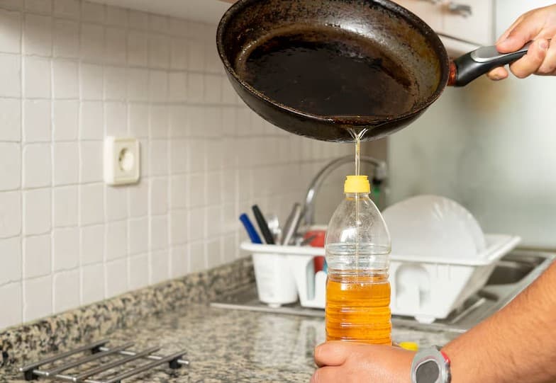 Advierte Interapas riesgos de desechar aceite en la alcantarilla