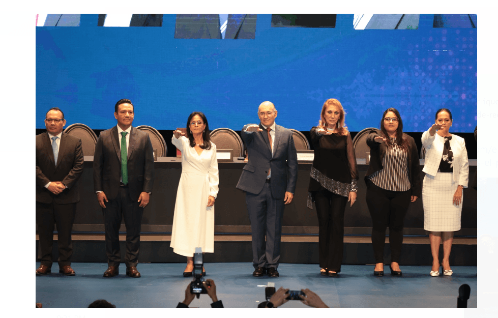 Enrique Galindo rinde protesta como Presidente Municipal de SLP, es el primer alcalde reelecto