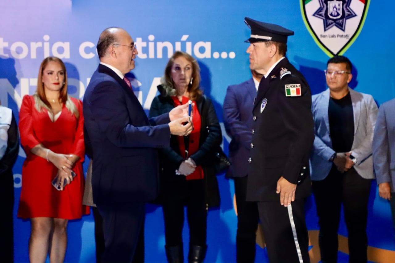 Entrega bastón de mando Enrique Galindo y da inicio a su gobierno