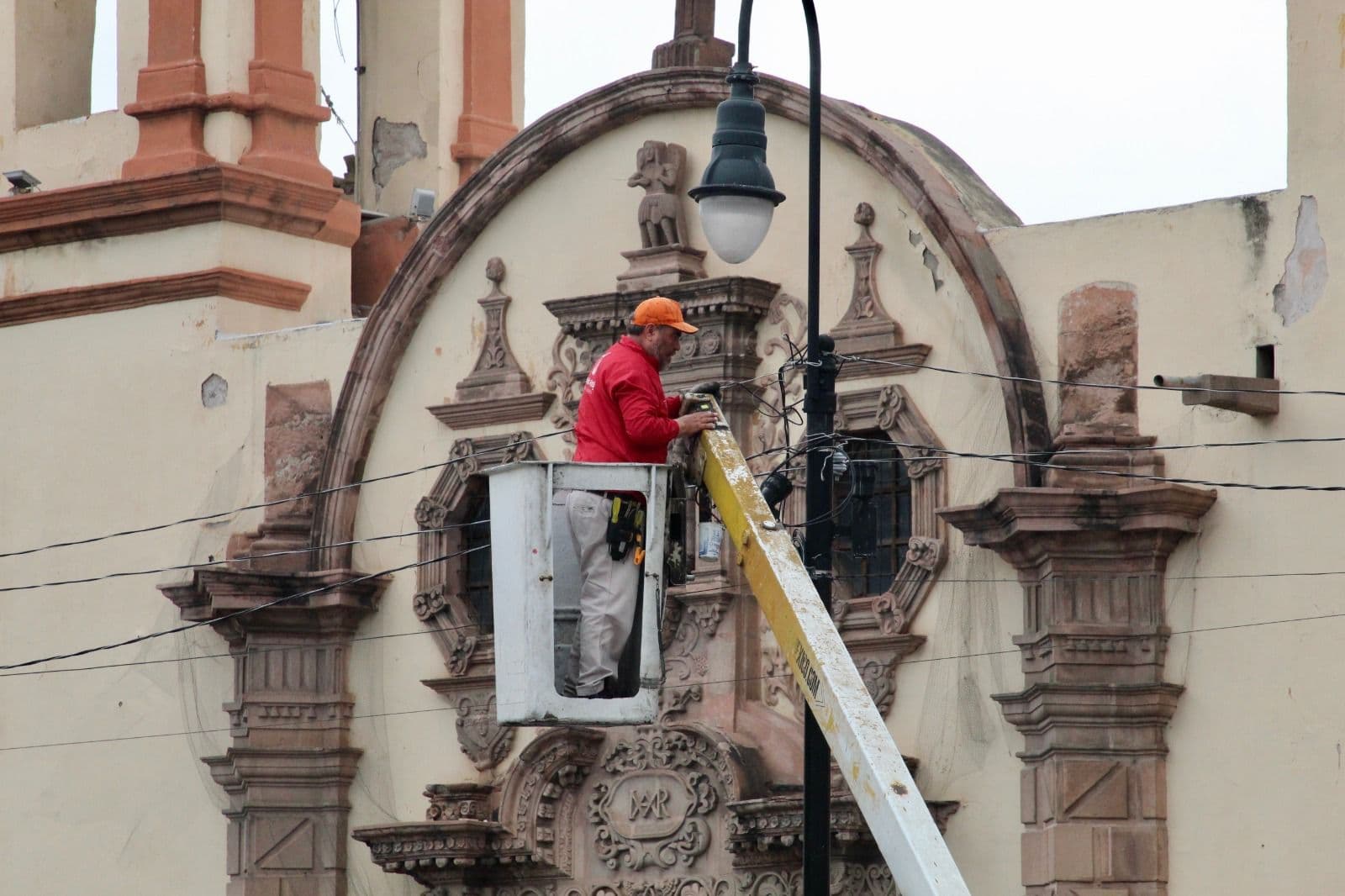 Trabajan en embellecer la icónica Plaza de Fundadores de la capital