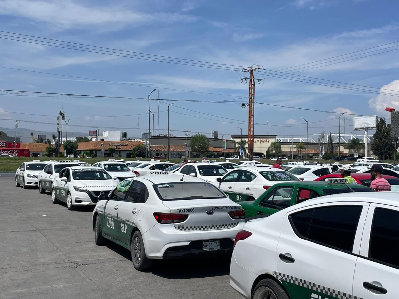 Renovación anual de tarjetón provoca conflicto entre taxistas y SCT