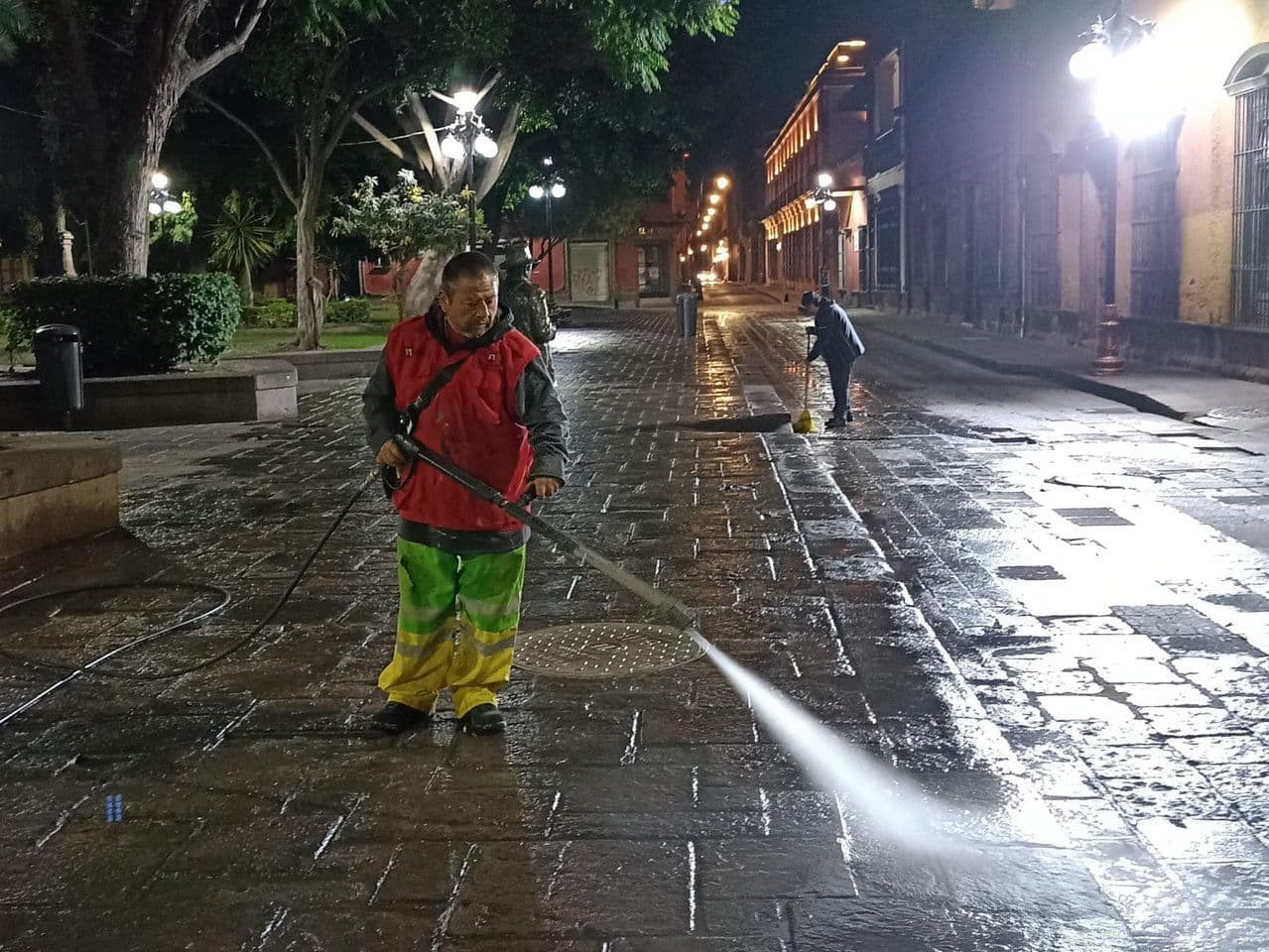Limpian Jardín de San Francisco con hidrolavado nocturno