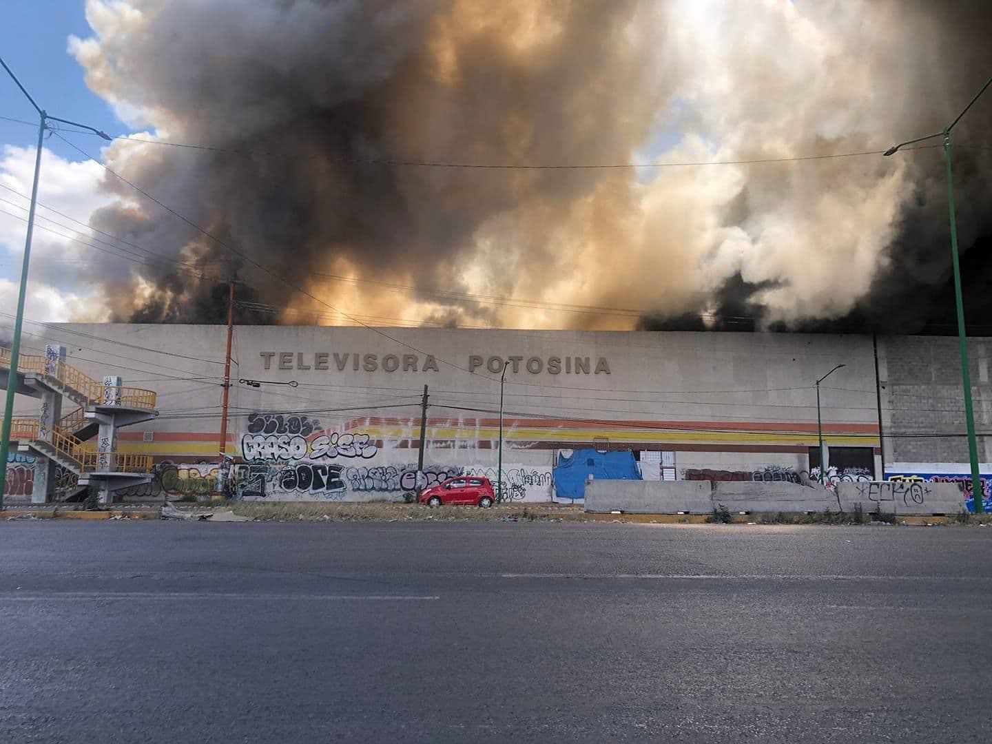 Se quema edificio del antiguo Canal 13 en la capital potosina