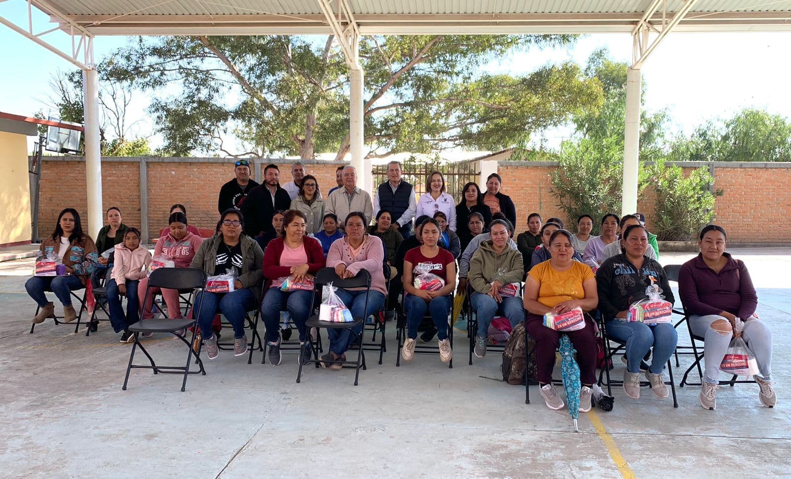 Por una menstruación digna Ayuntamiento lleva kits a Bocas