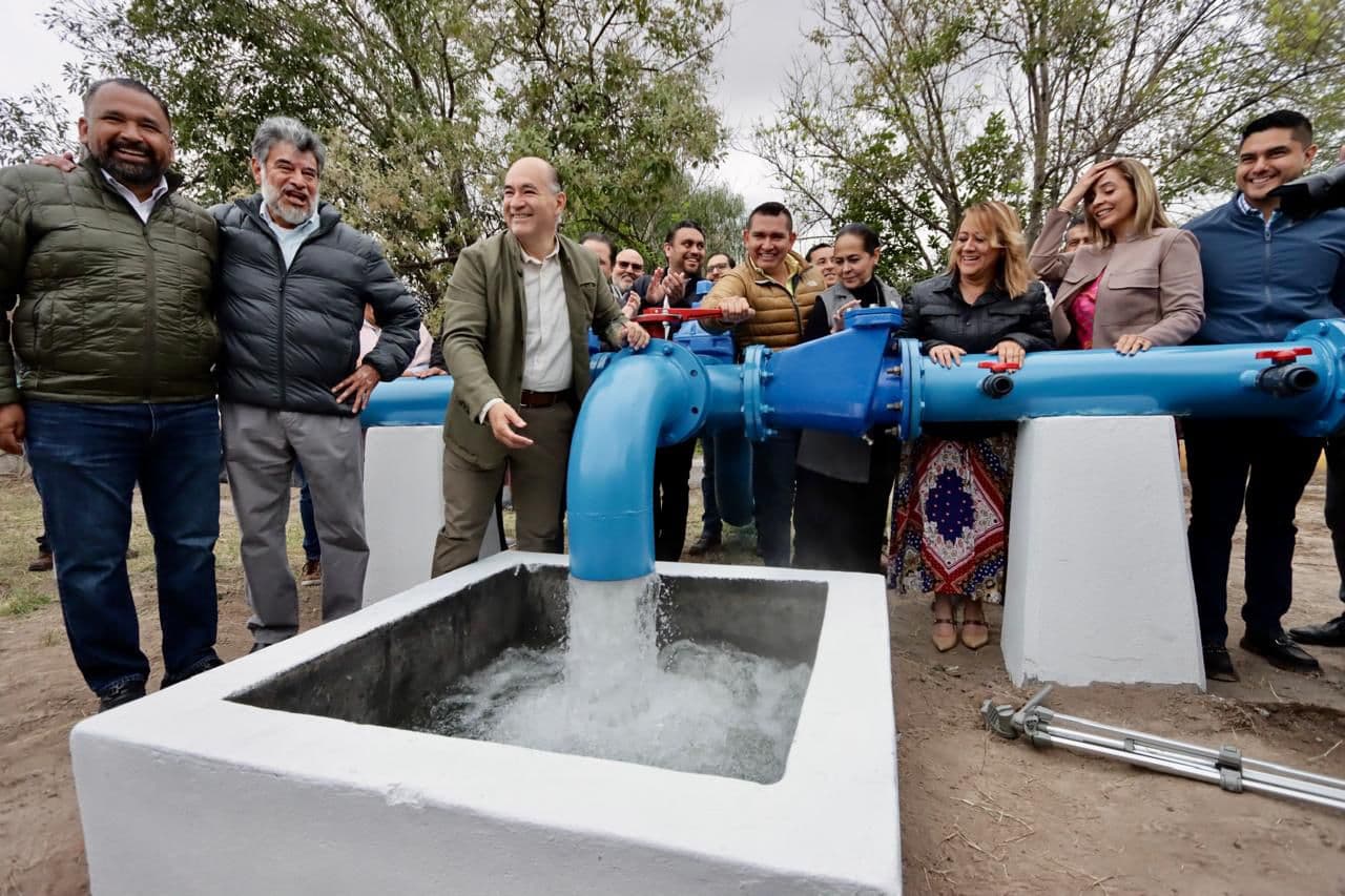 Alcalde Galindo hace entrega de pozo de 700 metros de profundidad