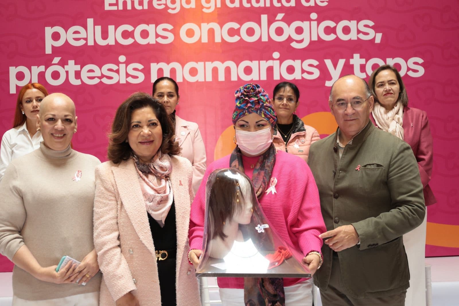 Entrega pelucas y prótesis a mujeres con cáncer de mama DIF de SLP