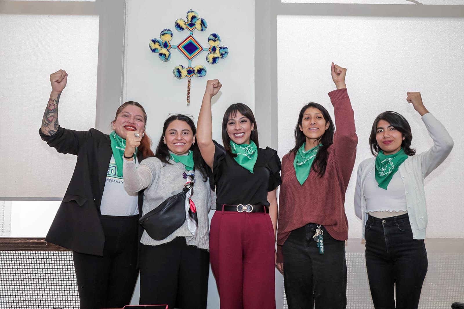 Colectivos feministas ejercen presión sobre Congreso de SLP