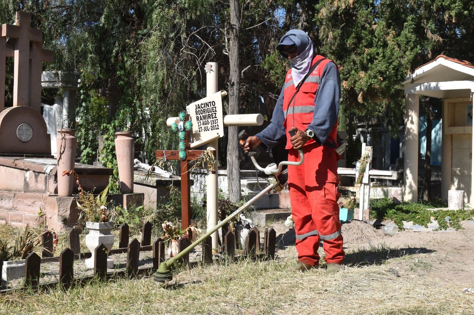 Ayuntamiento realiza preparativos en los panteones de la capital potosina