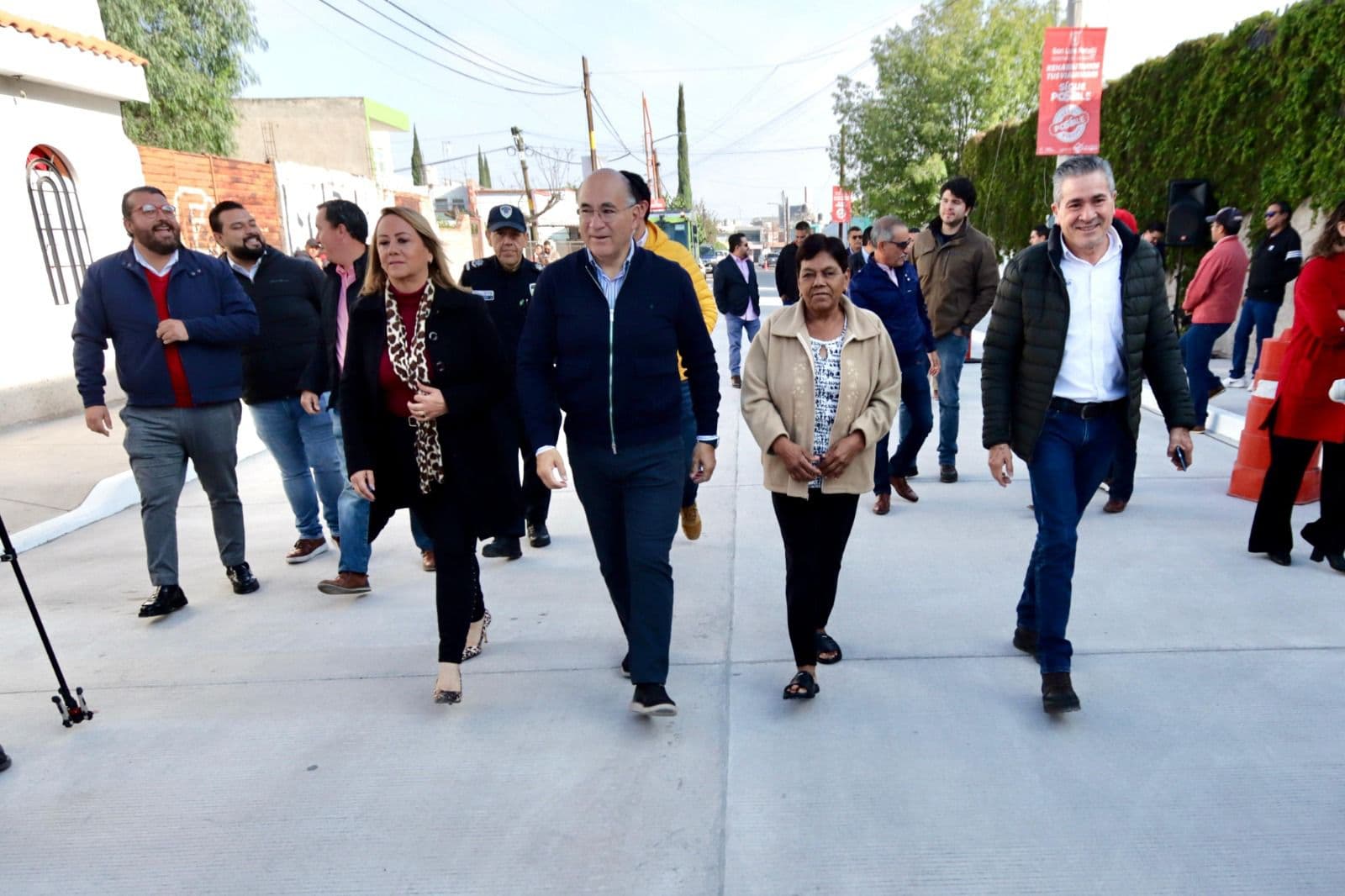 Alcalde Galindo hace entrega de calle rehabilitada en Col. Himno Nacional