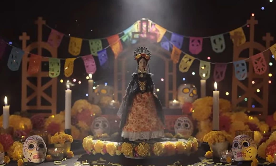 Ángela Aguilar lanza su muñeca de La Llorona para honrar Día de Muertos