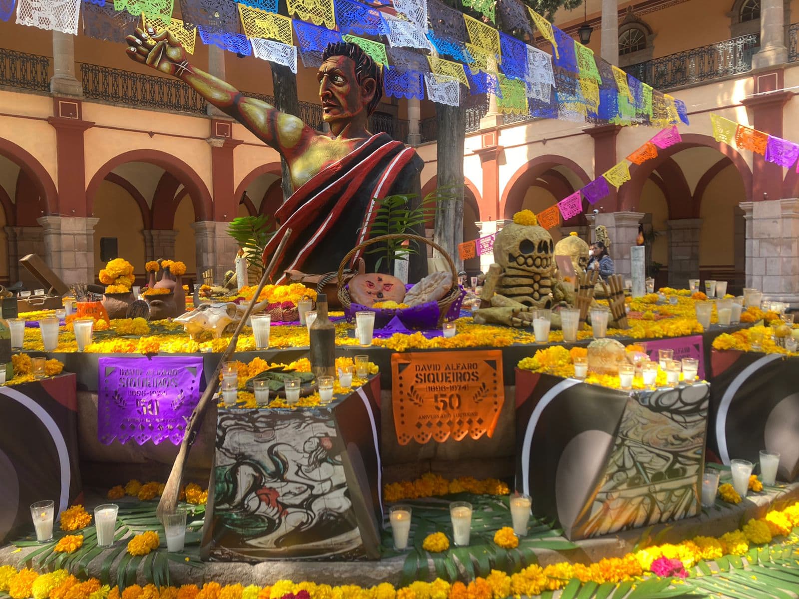 UASLP celebra a David Alfaro Siqueiros con un altar de Día de Muertos