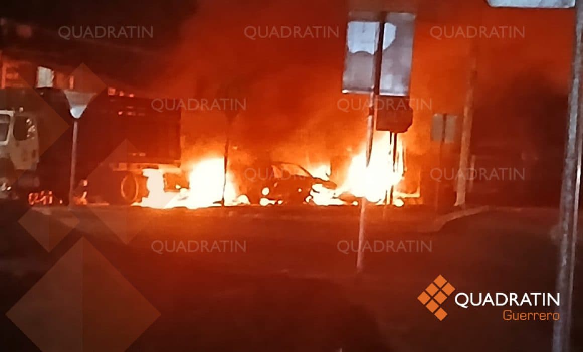 Se incendian 3 carros y una casa en Azoyú, Guerrero