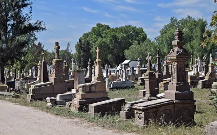 Preparan panteones municipales para el Día de Muertos