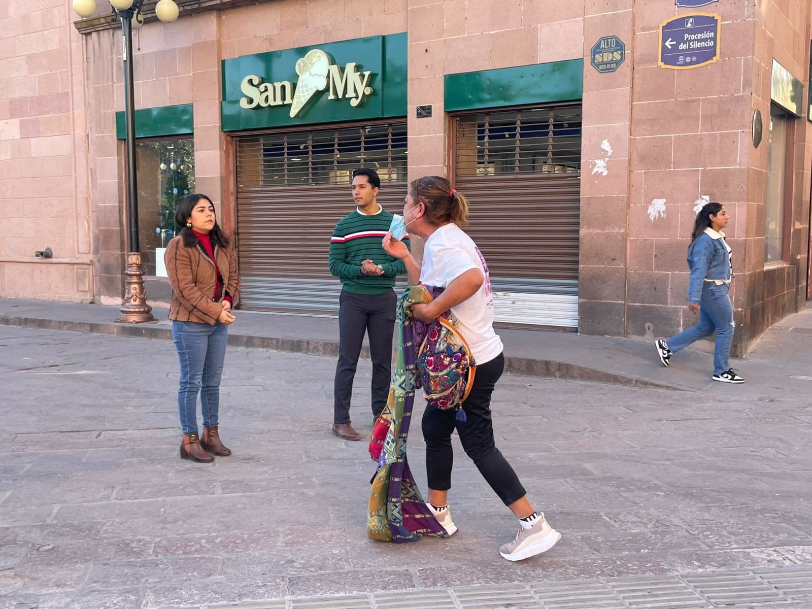 Madre de víctima protesta durante informe de la Fiscal General