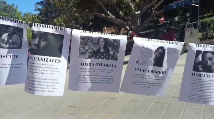 Exigen justicia con tendedero de feminicidios en Plaza de Armas
