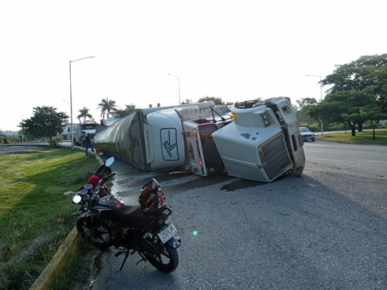 Volcadura de tráiler interrumpe circulación en el libramiento sur de Cd. Valles
