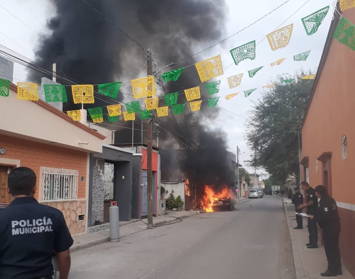 Policías y bomberos salvan a tres adultos mayores de un incendio en Ciudad Fernández