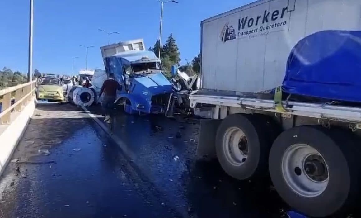 Choque múltiple en la carretera Apizaco-Tlaxcala genera caos vial