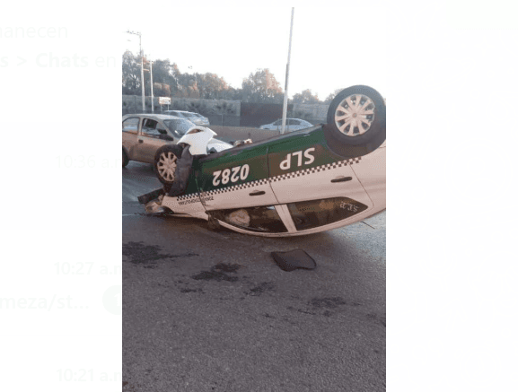 Taxi vuelca en Periférico Oriente; reportan heridos leves