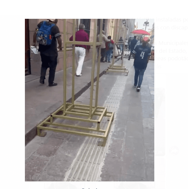Decoración navideña invade rutas para personas con discapacidad visual