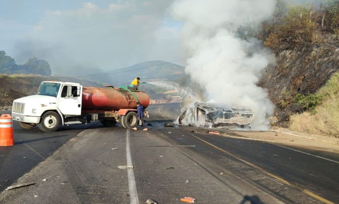 Son 7 los muertos tras accidente de tráileres en la Siglo 21