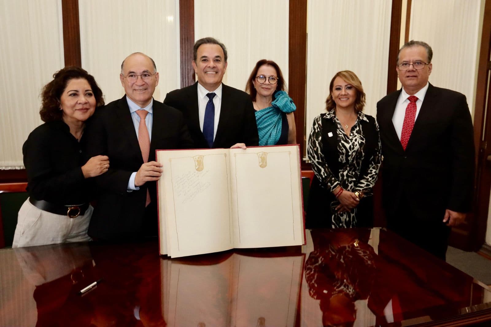 Nombra Cabildo de SLP Visitante Distinguido al tenor Fernando de la Mora
