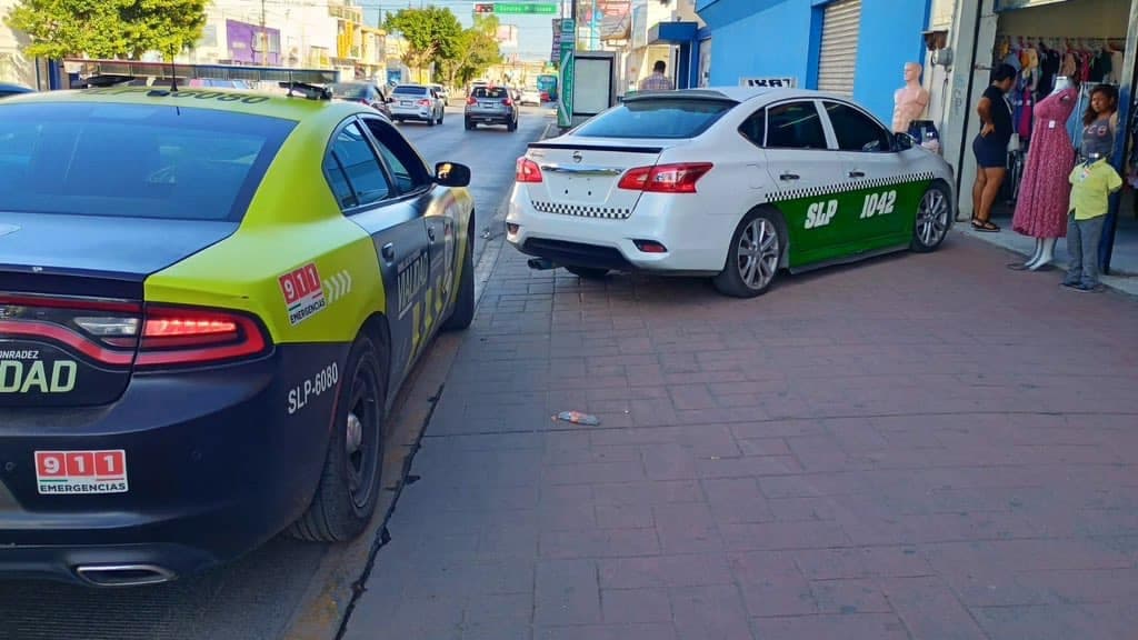 Taxistas provocan escándalo vial en Avenida Universidad