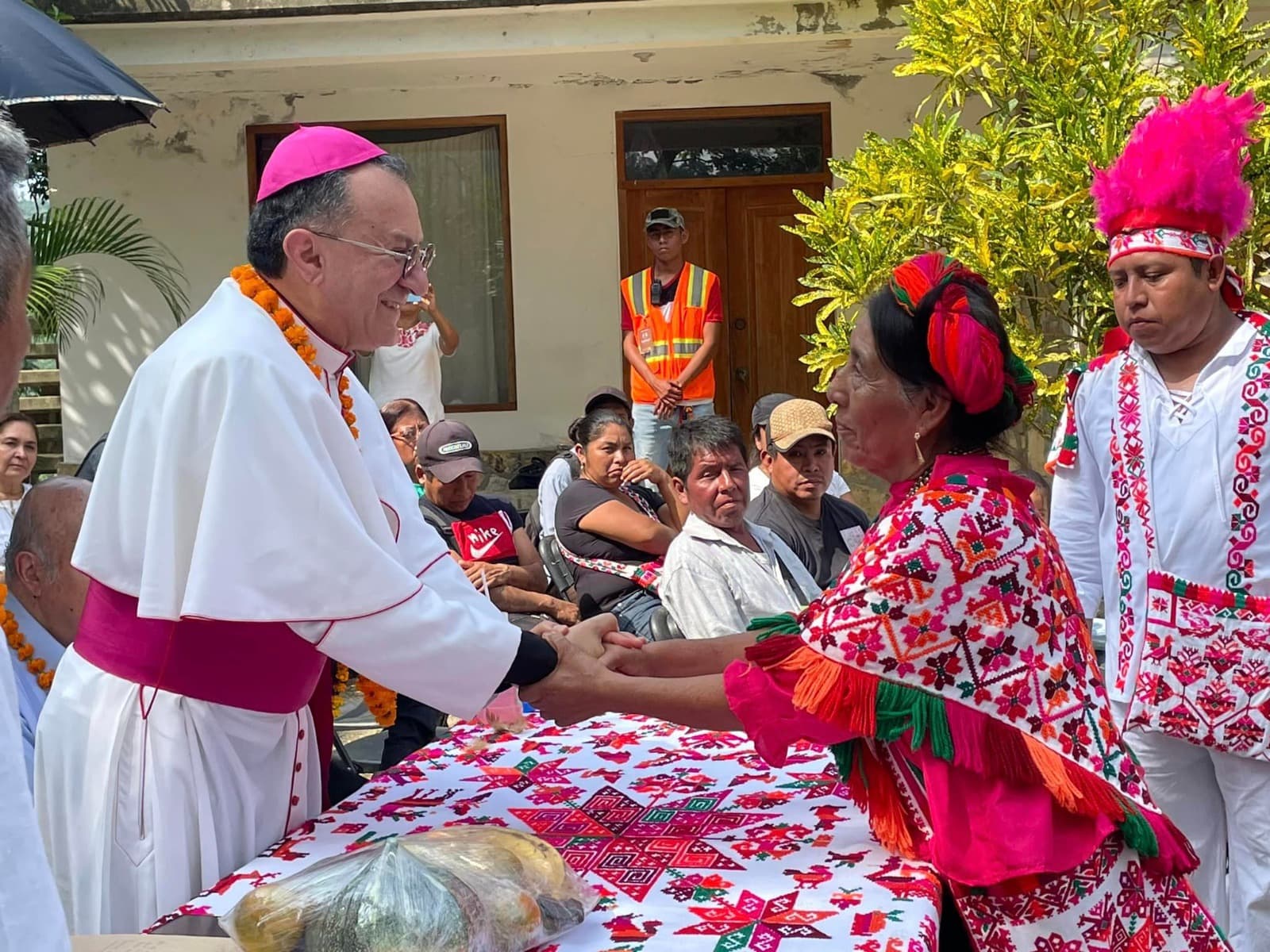 Realiza representante del papa en México visita especial a Tancanhuitz
