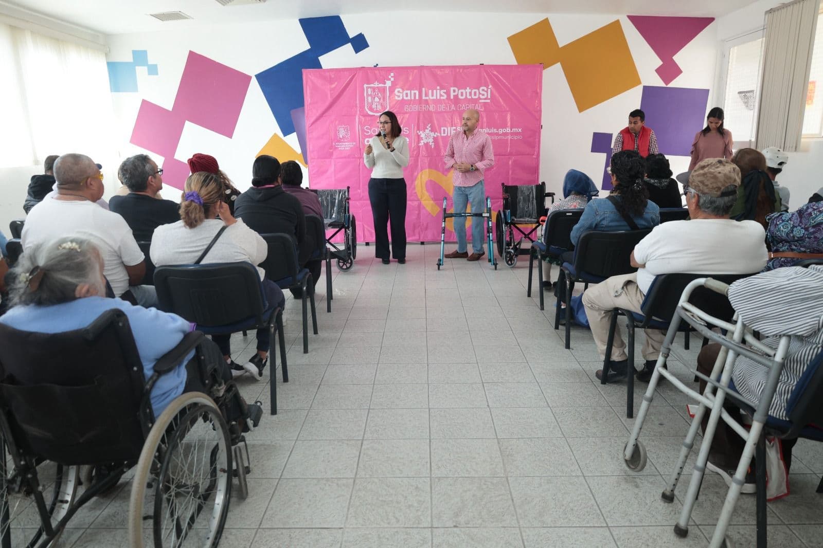 Apoya DIF Municipal con equipo para personas con discapacidad