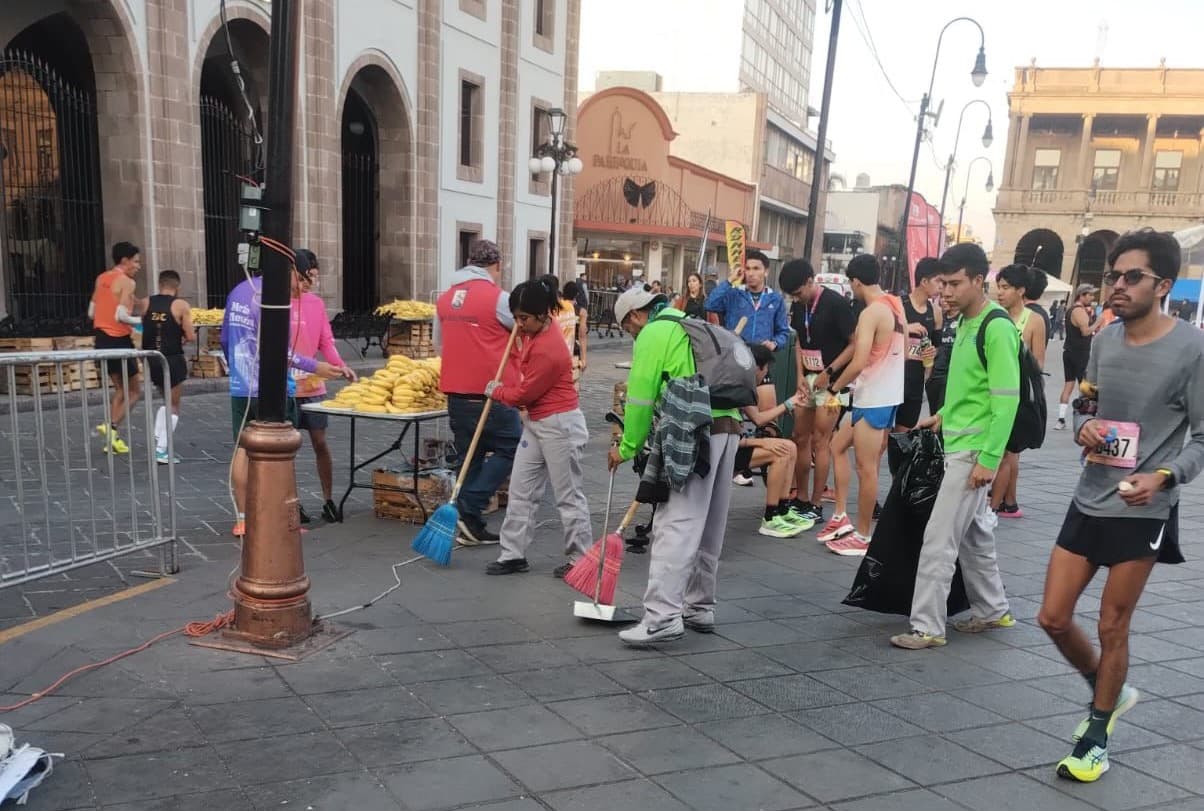 Dejan como nuevo Centro Histórico tras limpieza después del Medio Maratón