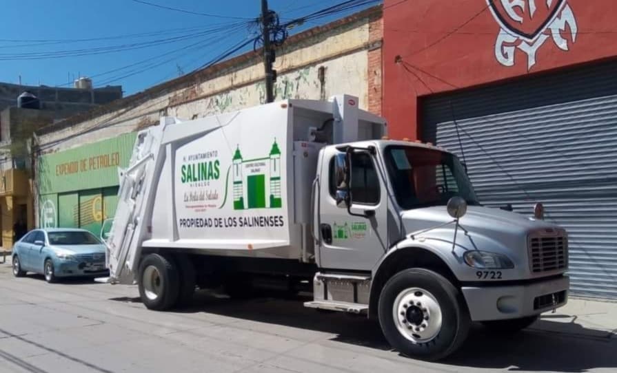Entre bolsas de basura encuentran trabajadores de limpieza a feto en Salinas