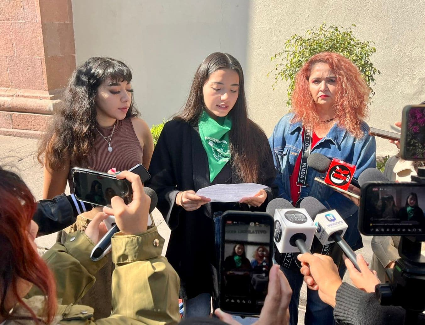 Colectivas feministas presentan iniciativa de reforma proaborto en Congreso