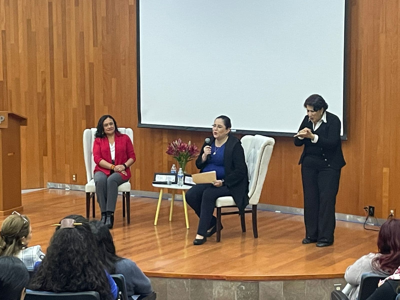 “Hoy tenemos mujeres en el poder, pero sin poder”: Martha Angélica Tagle