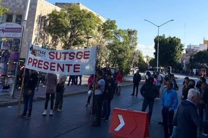 SUTSGE presenta denuncia ante FGE por falta de toma de nota y bloquea el Eje Vial
