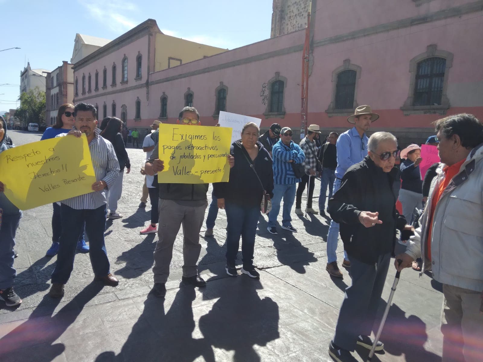 Por adeudos salariales oficiales jubilados bloquean Centro Histórico 