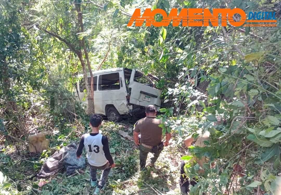 Fatal accidente en Tamazunchale tras caer camioneta con maestros a un barranco