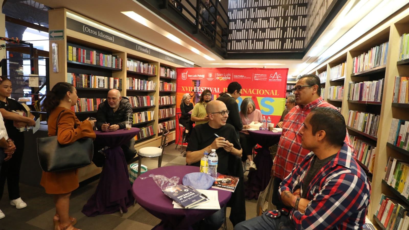 Acuden cientos de potosinos a firma de libros durante Festival Internacional Letras