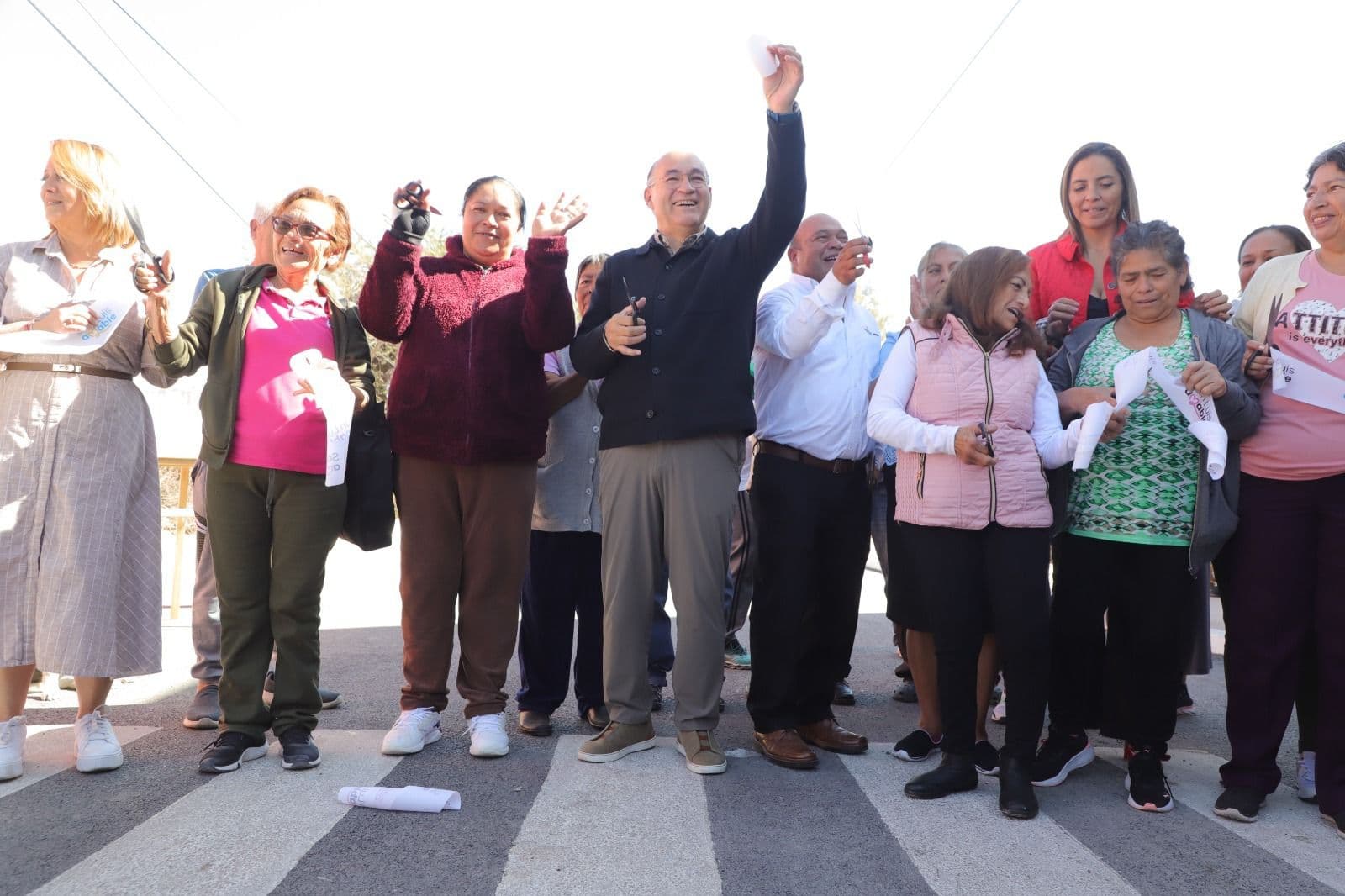 Reciben vecinos de Col. División del Norte calle rehabilitada después de 40 años solicitándola