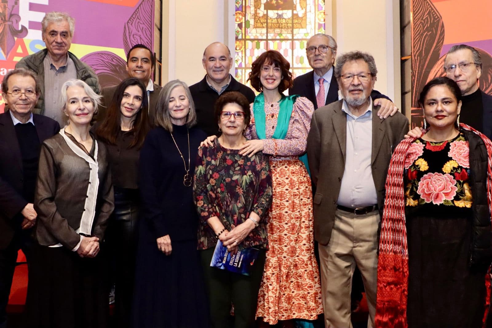 Enrique Galindo entrega medallas conmemorativas a escritores invitados