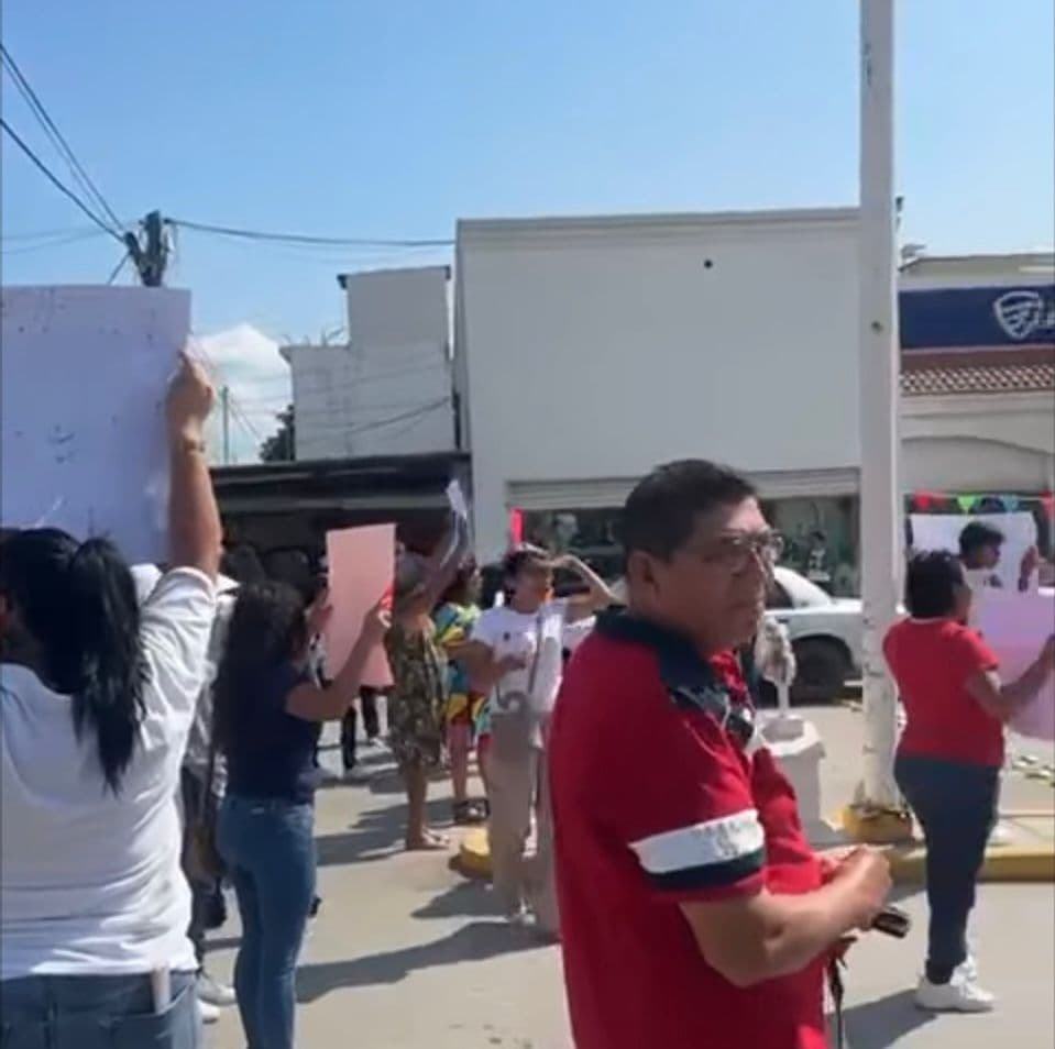 Madres y estudiantes del Tec de Ébano bloquean carretera en protesta contra directora
