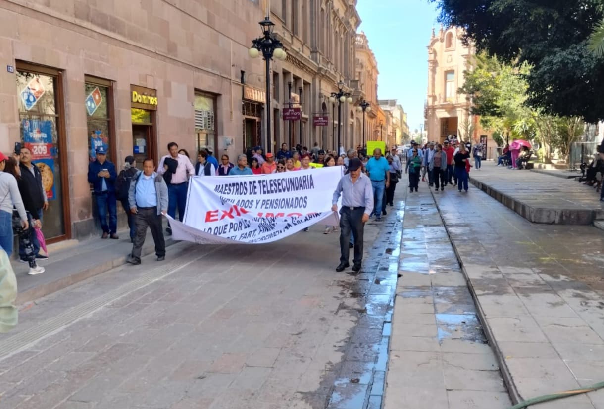 Maestros jubilados de SLP marchan por el pago de derechos laborales