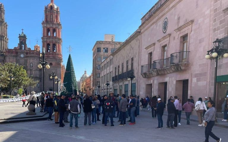 Policías jubilados amenazan con bloquear carreteras por el pago de sus prestaciones