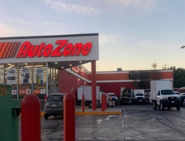 Incendio consume seis vehículos en AutoZone de Acceso Norte